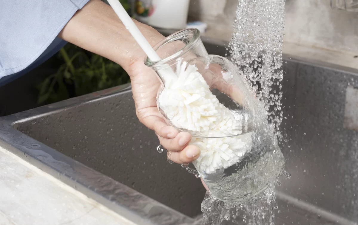 vase cleaning peonies